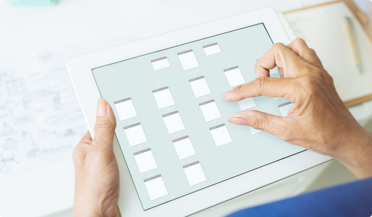(c) Dragon Images/Shutterstock.com Arzt bedient iPad