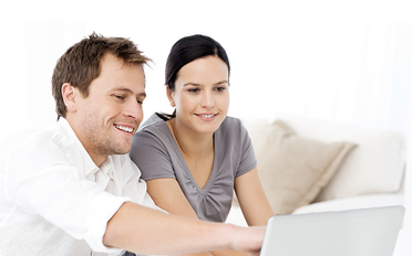 (c) wavebreakmedia/Shutterstock.com Pärchen bedient Laptop