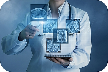 (c) Adobe Stock_Radiologie Ärztin mit digitalen Röntgenbildern