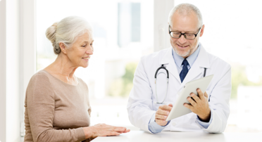 (c) Productions/Shutterstock.com Arzt betreut ältere Patientin